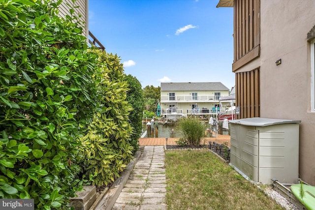 view of yard featuring a water view