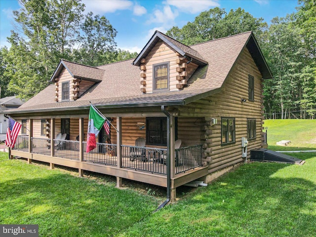 view of front of property featuring a wooden deck and a front yard