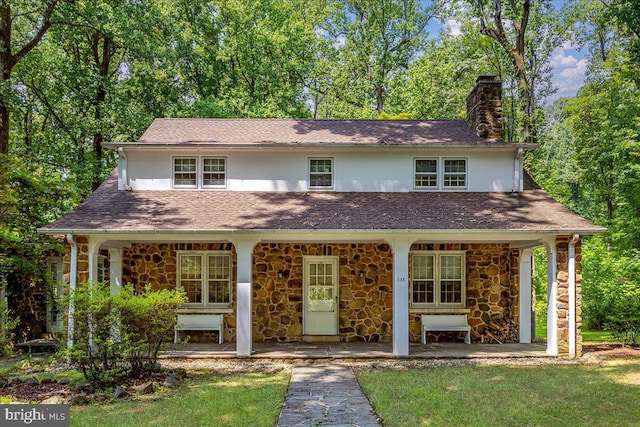 view of front of house featuring a patio area and a front yard