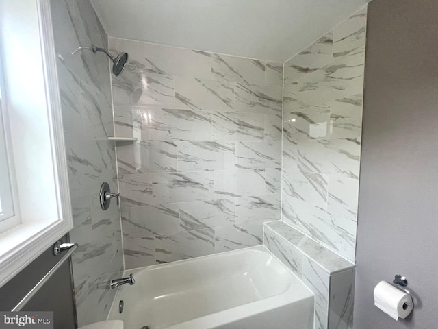 bathroom featuring tiled shower / bath combo