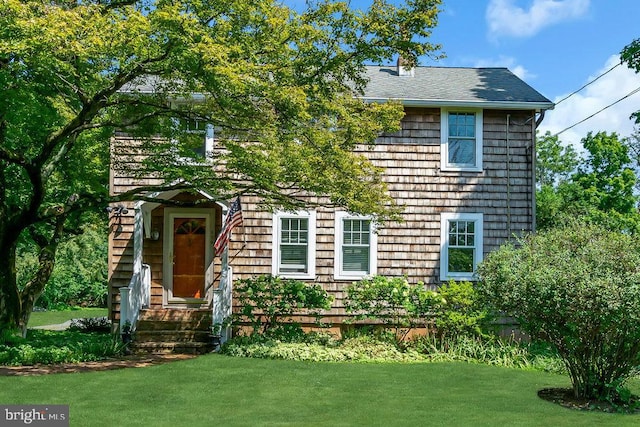 view of front of house with a front lawn