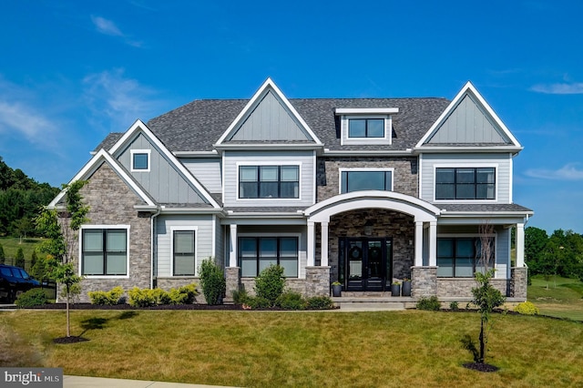 craftsman inspired home featuring a front lawn