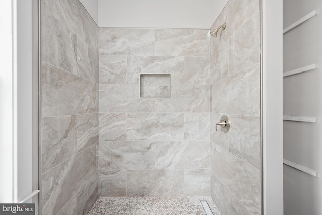 bathroom featuring a tile shower