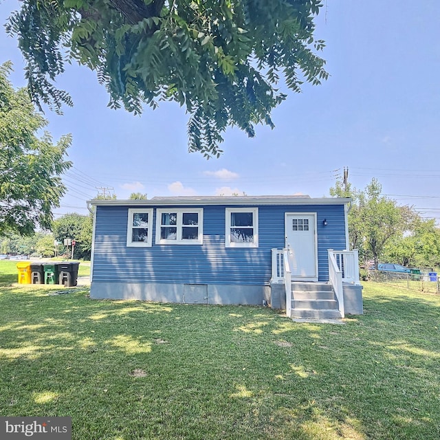 view of front facade featuring a front yard