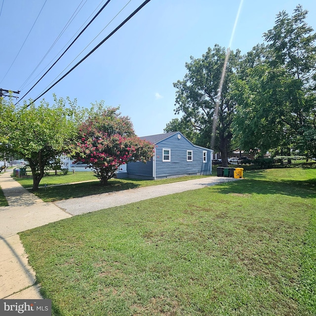 view of front of property with a front yard