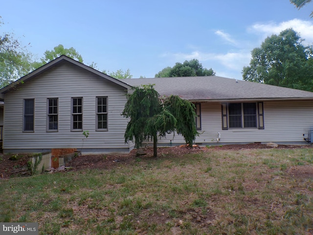 view of front of house with a front yard