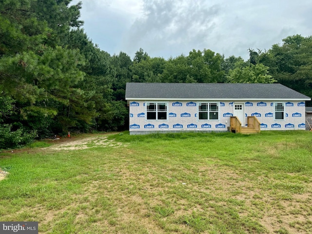 view of front facade featuring a front lawn