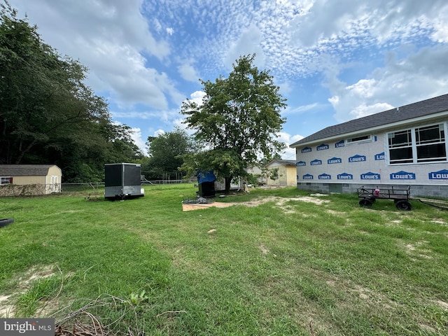 view of yard featuring a storage unit