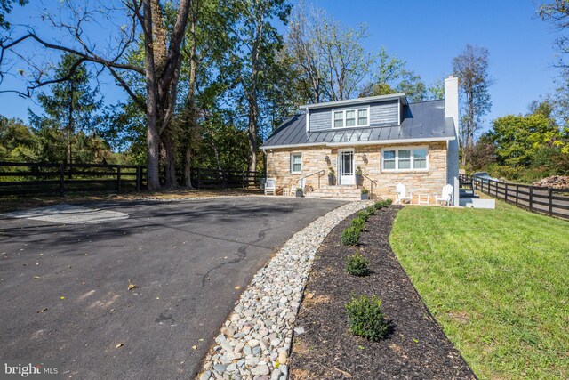 view of front of property featuring a front yard