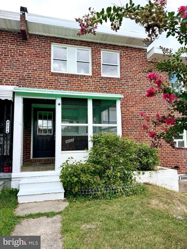 view of front of property with a front lawn