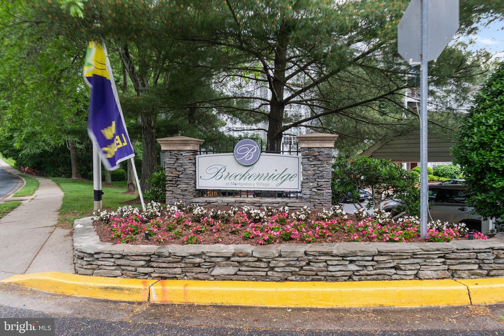 view of community / neighborhood sign