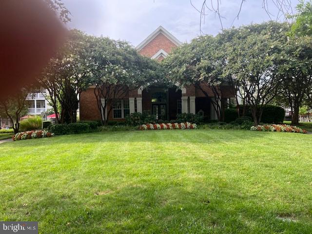 view of front of house featuring a front lawn