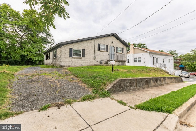 view of front of home with a front lawn