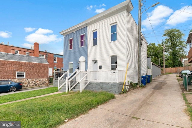 view of front of home featuring a front lawn