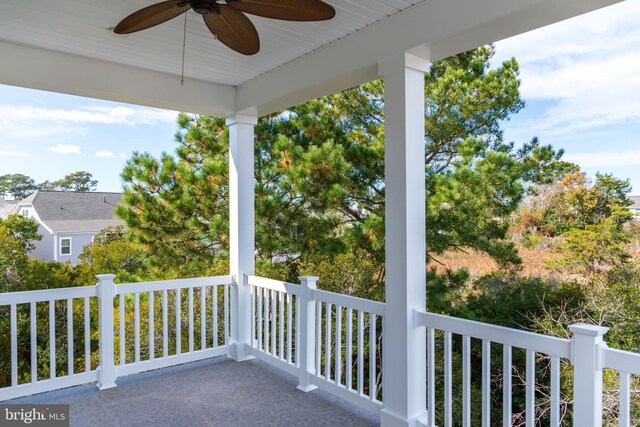 sunroom with ceiling fan