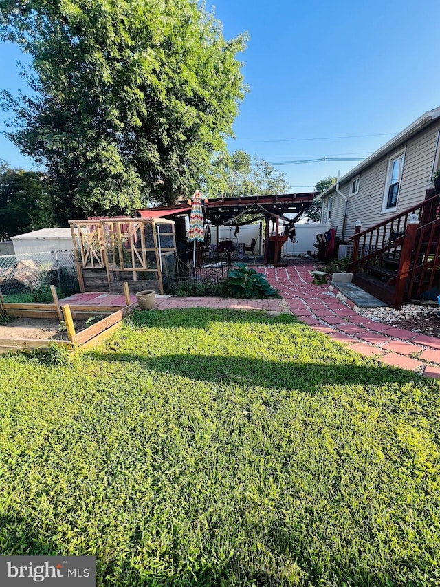 view of yard featuring a patio