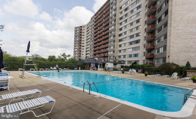 view of swimming pool featuring a patio