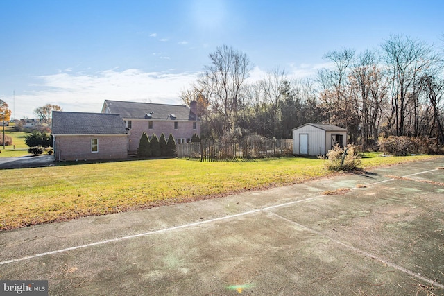 view of yard with a shed