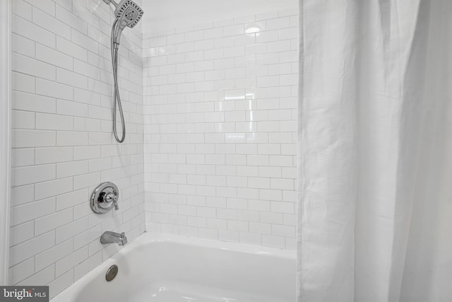 bathroom with shower / tub combo