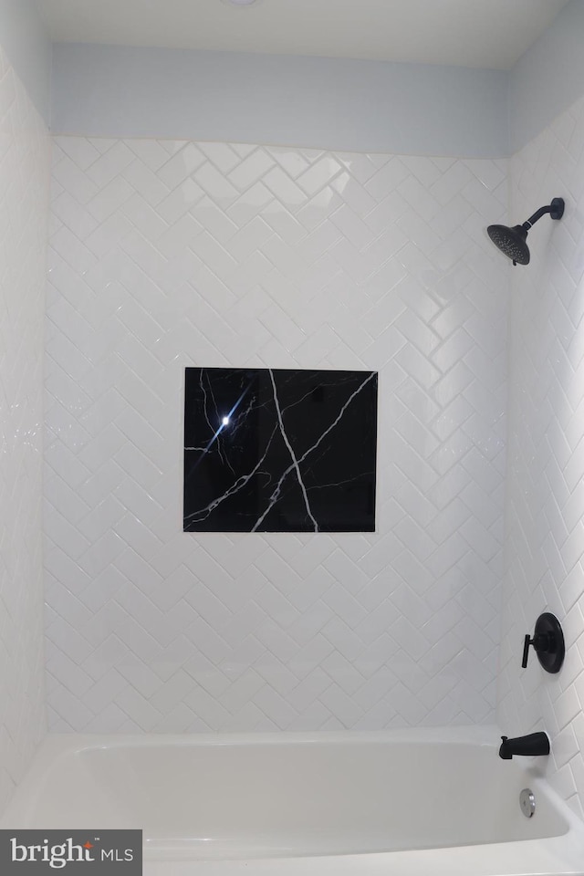 details featuring tiled shower / bath