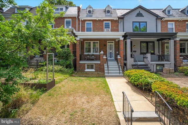 townhome / multi-family property featuring covered porch