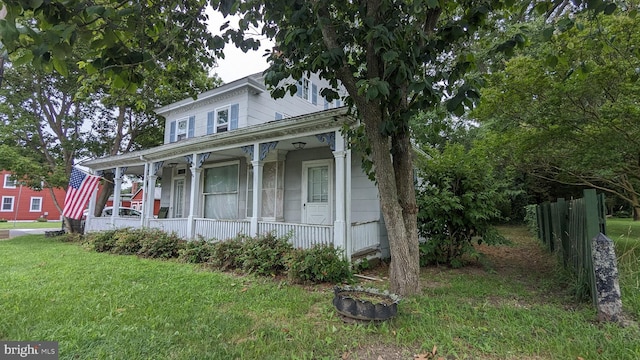 view of front of house featuring a front lawn and covered porch