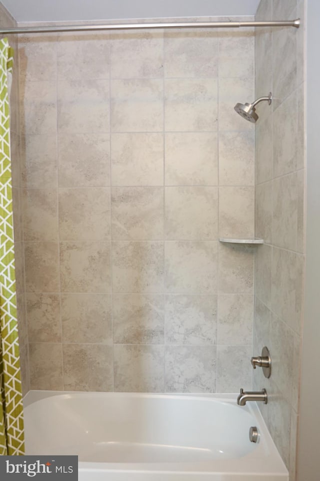 bathroom featuring tiled shower / bath