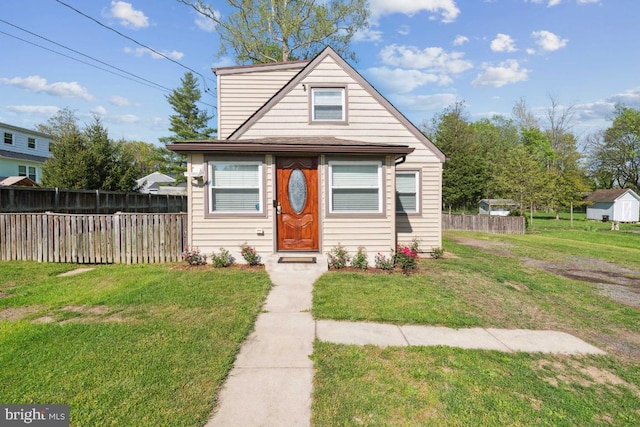 bungalow featuring a front lawn