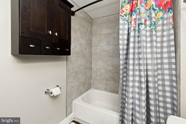 bathroom featuring shower / bath combo