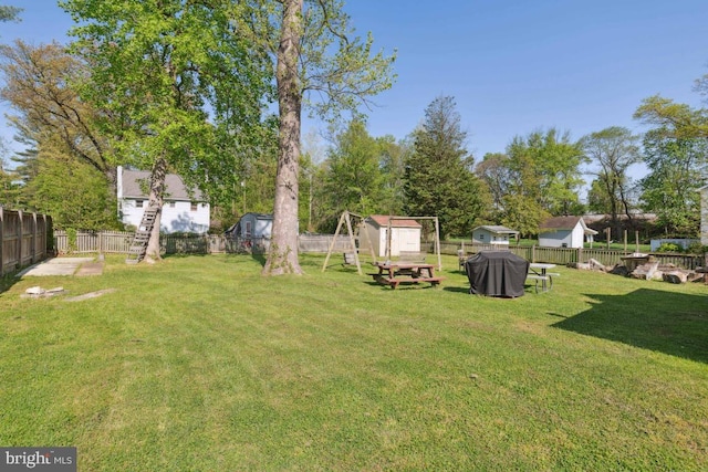 view of yard with a storage unit