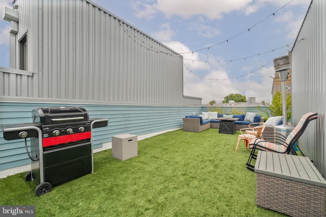 view of yard featuring outdoor lounge area