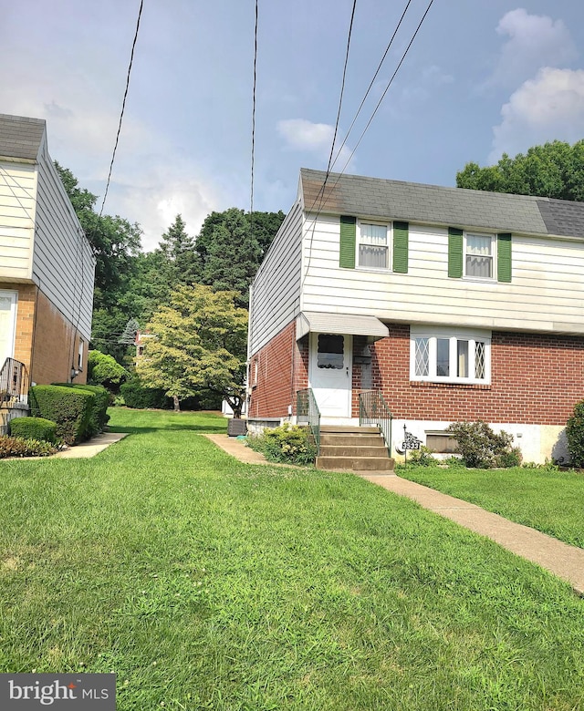 view of front of house featuring a front lawn