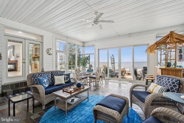 sunroom with ceiling fan