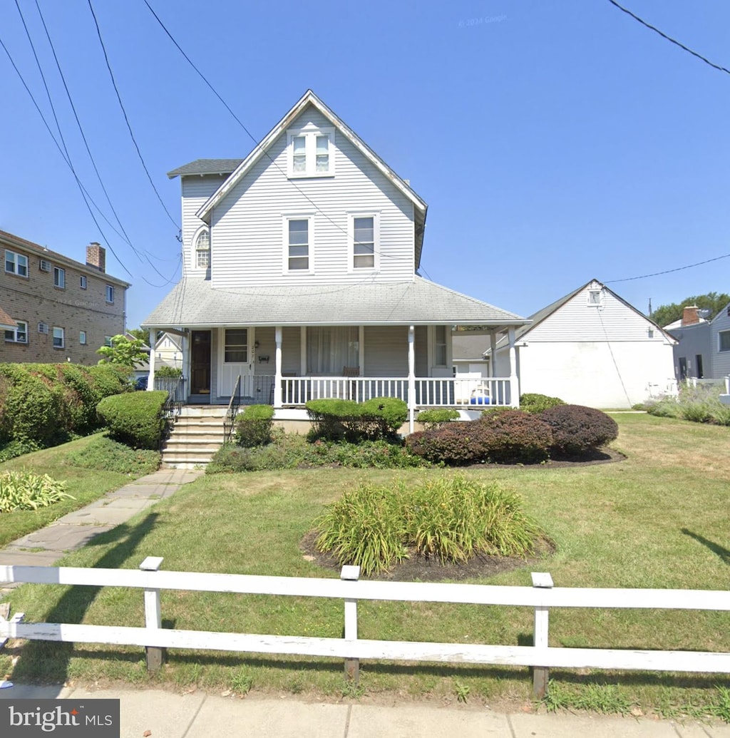 view of front facade featuring a front yard and a porch