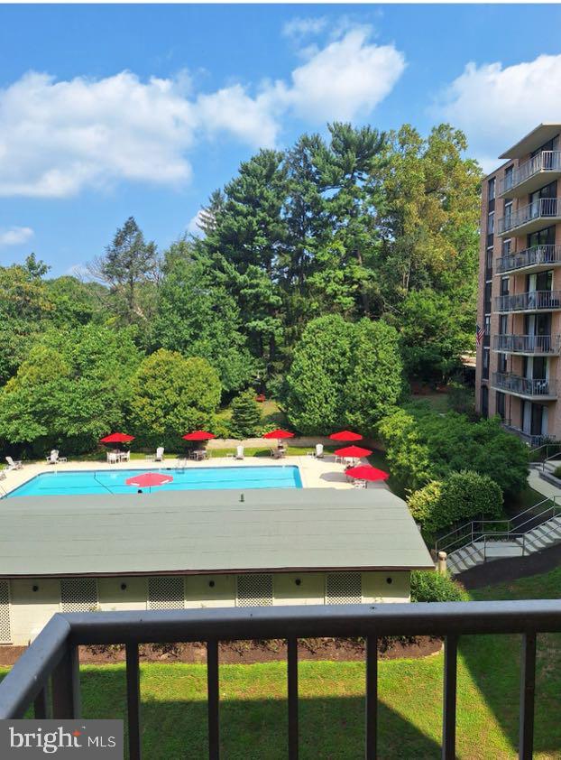 view of pool featuring a yard