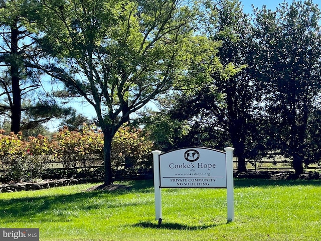 community / neighborhood sign featuring a yard