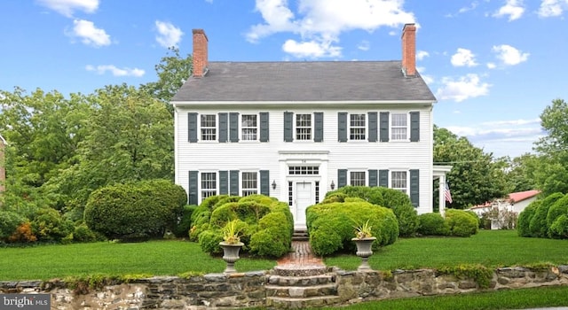 colonial home featuring a front yard