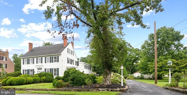 view of front of home featuring a front lawn