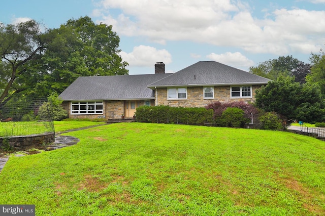 view of front facade featuring a front lawn