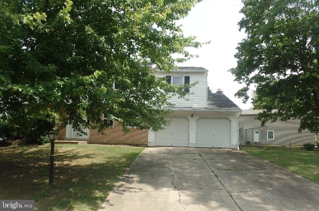 view of front of home featuring a front yard