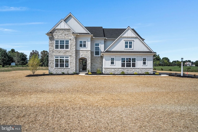 craftsman house featuring a front lawn