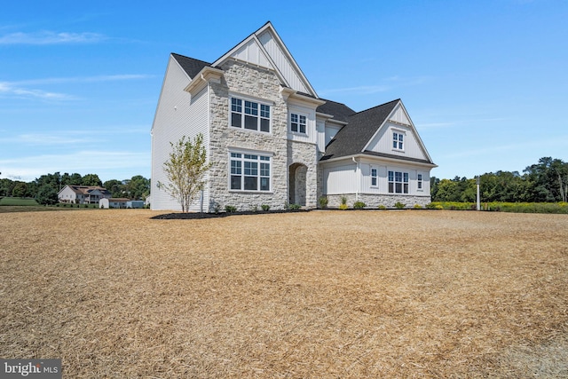 view of front of home featuring a front lawn