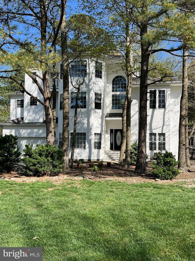 view of front of home featuring a front lawn