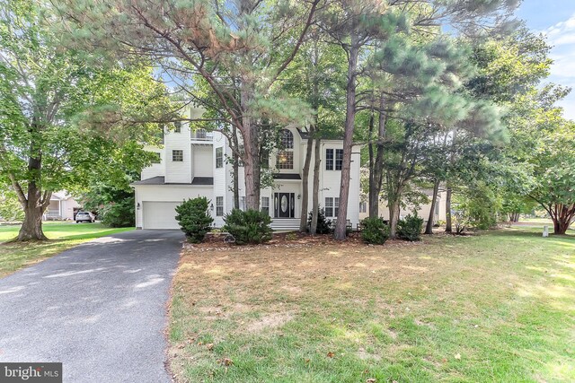 view of front of property featuring a front lawn and a garage