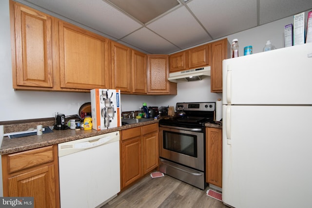 kitchen featuring a drop ceiling, sink, white appliances, and light hardwood / wood-style floors