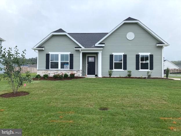 view of front of home featuring a front yard