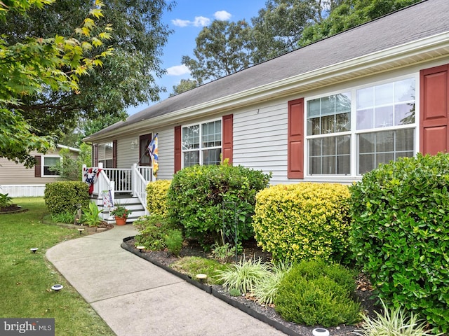 view of front facade with a front yard