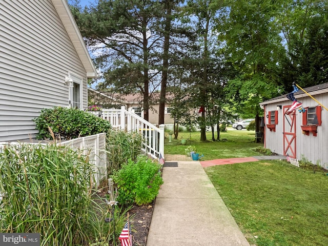 view of yard featuring a storage shed