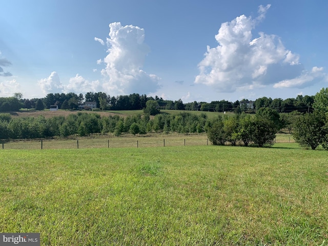 view of yard featuring a rural view