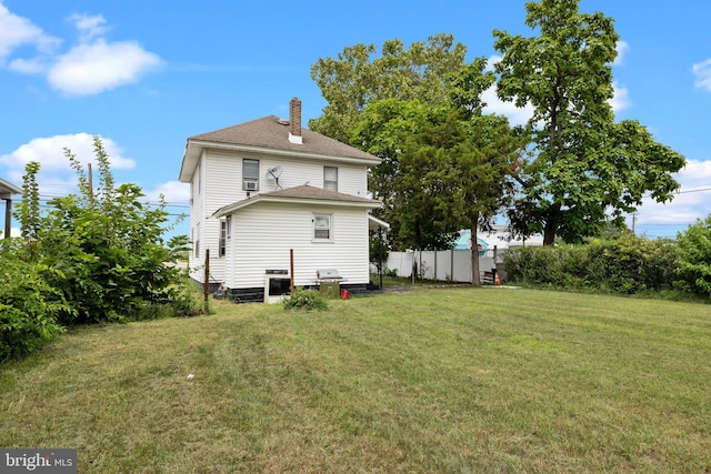 back of house featuring a lawn